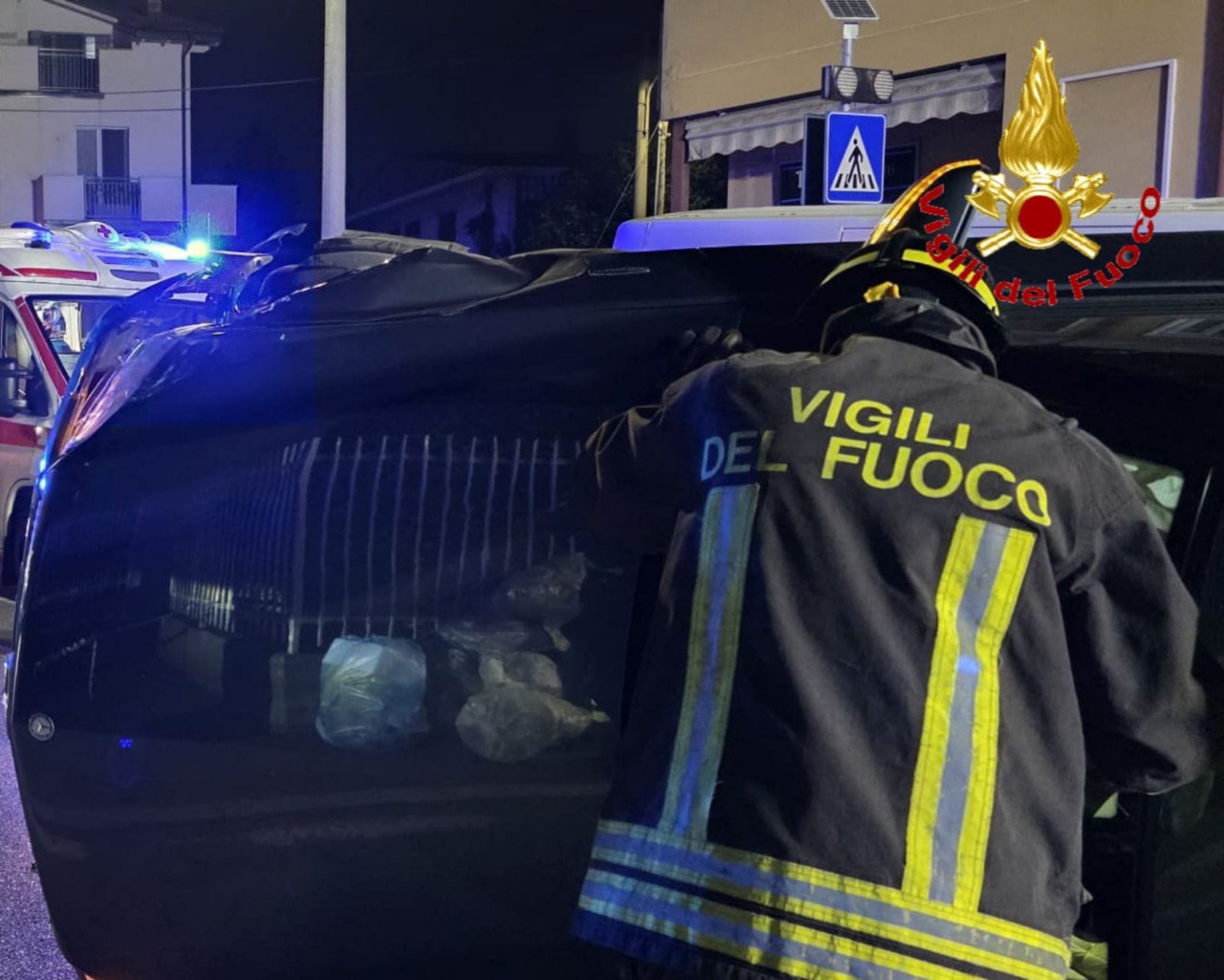 73enne si ribalta in auto a cardano al campo