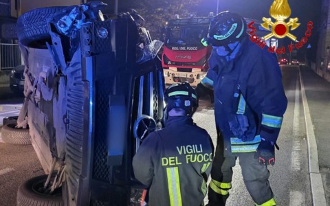 Auto si ribalta in via Gramsci, soccorsa una 73enne al volante