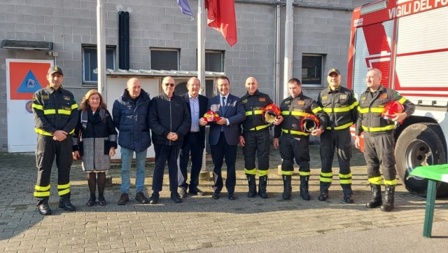 cerimonia consegna elmi rossi ai vigili del fuoco di tradate