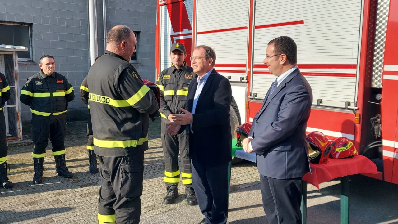 Elmi rossi in distaccamento per i nuovi capisquadra dei Vigili del Fuoco di Tradate
