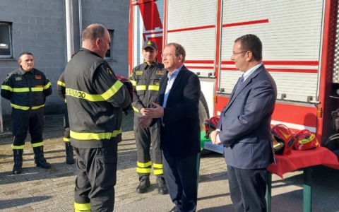 Elmi rossi in distaccamento per i nuovi capisquadra dei Vigili del Fuoco di Tradate
