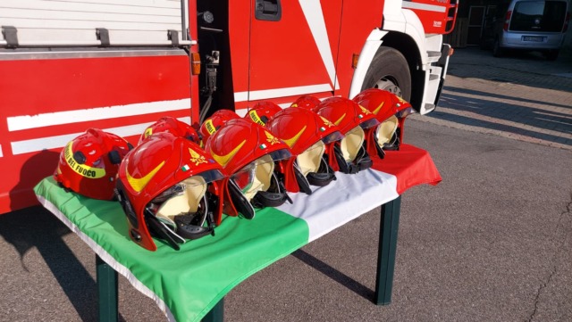 cerimonia consegna elmi rossi ai vigili del fuoco di tradate