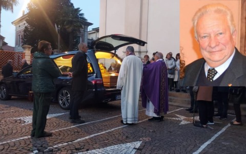 Bandiere a mezz’asta e chiesa gremita per l’ultimo saluto all’ex sindaco Lucioni