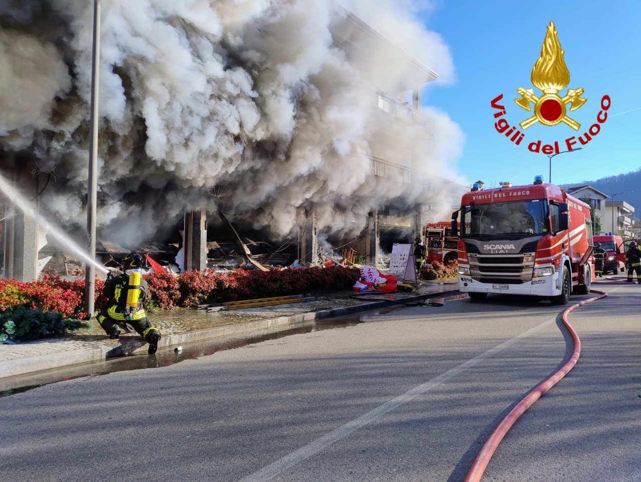 Emporio cinese in fiamme, va a fuoco l’intera palazzina: in 20 senza casa