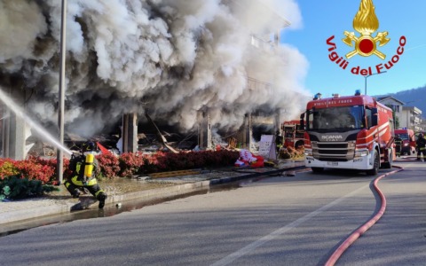 Emporio cinese in fiamme, va a fuoco l’intera palazzina: in 20 senza casa