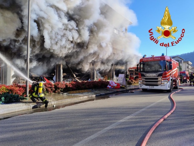 Emporio cinese in fiamme, va a fuoco l’intera palazzina: in 20 senza casa