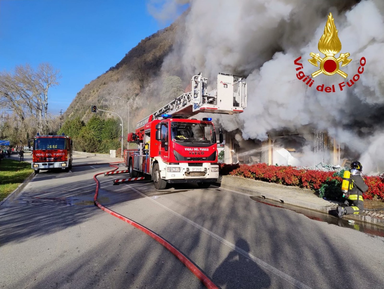 Emporio cinese in fiamme, va a fuoco l'intera palazzina: in 20 senza casa