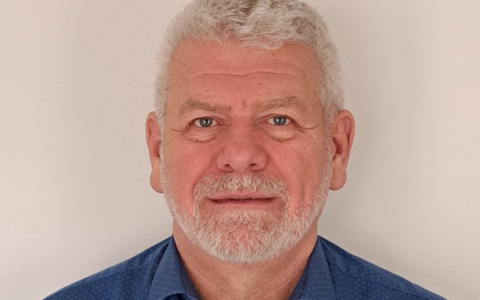 Paracadutista si trova i ladri in casa e viene brutalmente aggredito