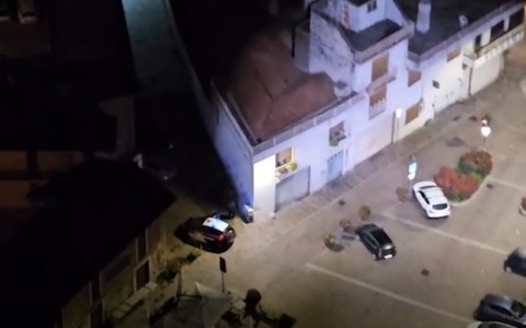 Scappano dopo l’incidente lasciando sul posto un fucile e proiettili: presi