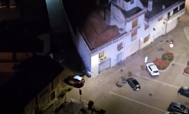 Scappano dopo l’incidente lasciando sul posto un fucile e proiettili: presi