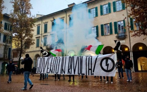 Blocco studentesco in piazza contro la riforma scolastica
