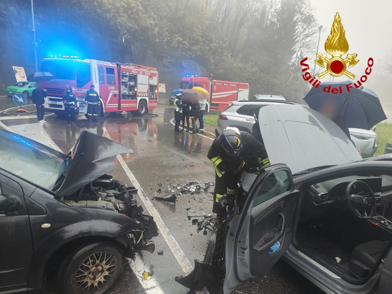 Schianto tra due auto: Vigili del fuoco sul posto