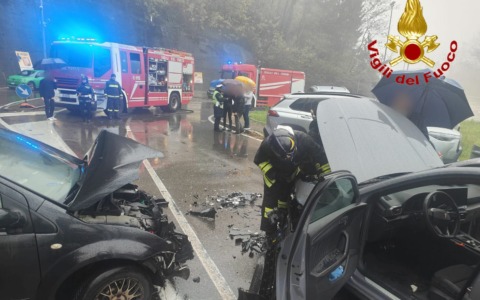 Schianto tra due auto: Vigili del fuoco sul posto