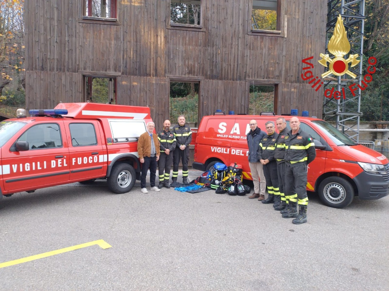 Vigili del fuoco salvarono l’azienda dalle fiamme: gli donano un’apparecchiatura speciale
