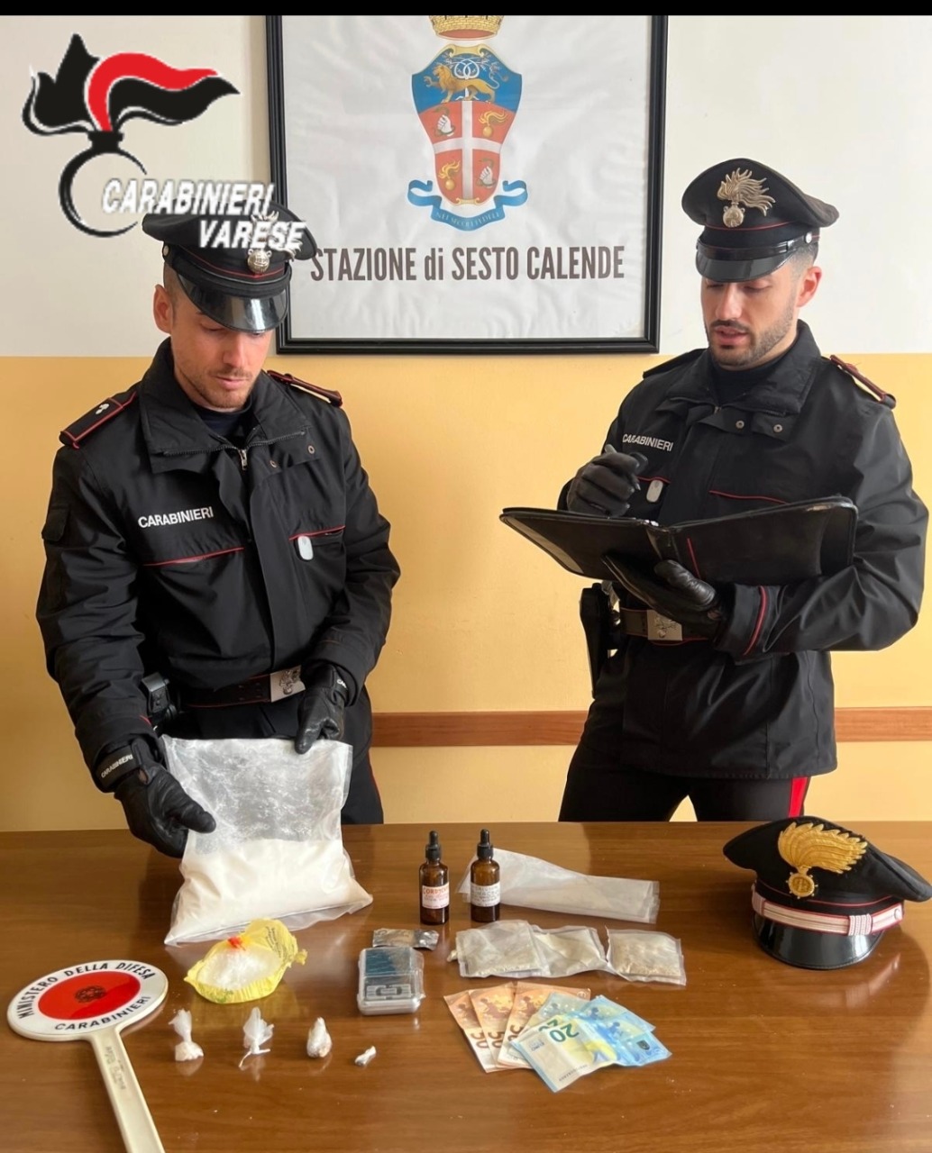 Ventiseienne fermato per un controllo: in casa un bazar di droghe sintetiche