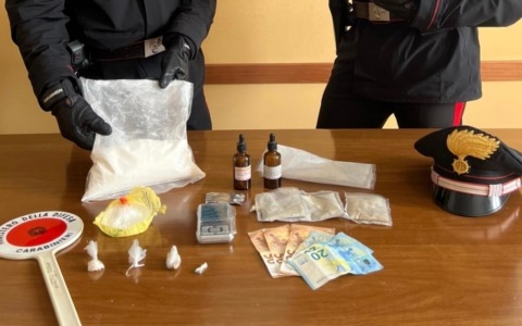 Ventiseienne fermato per un controllo: in casa un bazar di droghe sintetiche