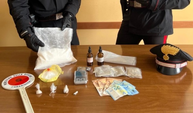 Ventiseienne fermato per un controllo: in casa un bazar di droghe sintetiche