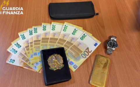 Fermato per un controllo: in auto nascondeva un lingotto d’oro e un Rolex