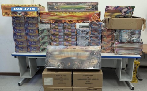 Teneva in casa 250 chili di botti illegali: 29enne denunciato