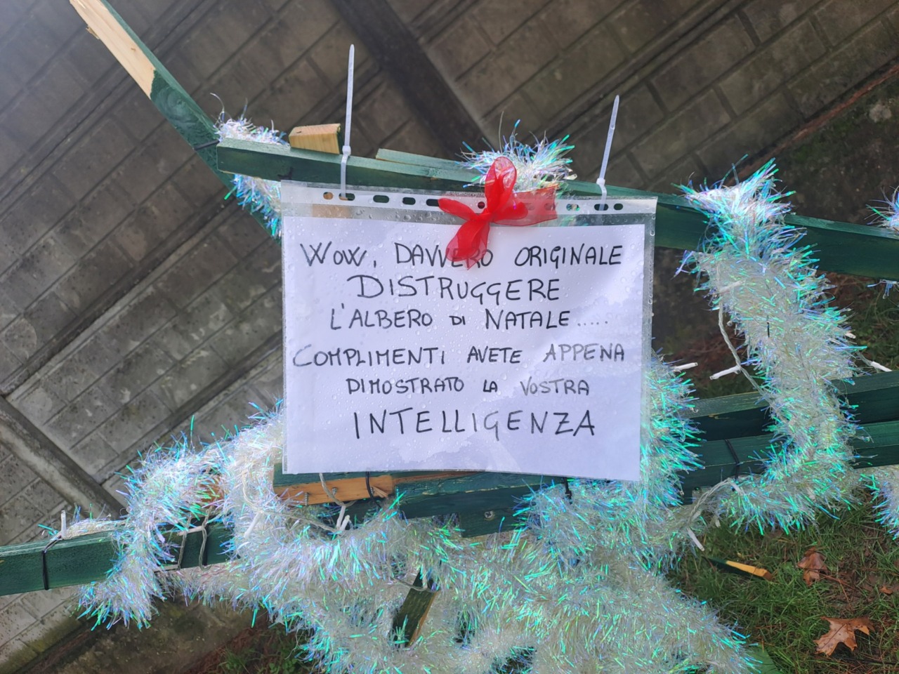 «Senso di comunità sempre più fragile»: lo sfogo del sindaco