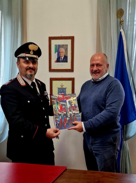 Consegna del gonfalone del comune alla stazione dei Carabinieri