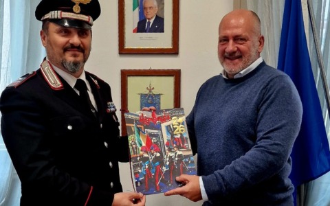 Consegna del gonfalone del comune alla stazione dei Carabinieri