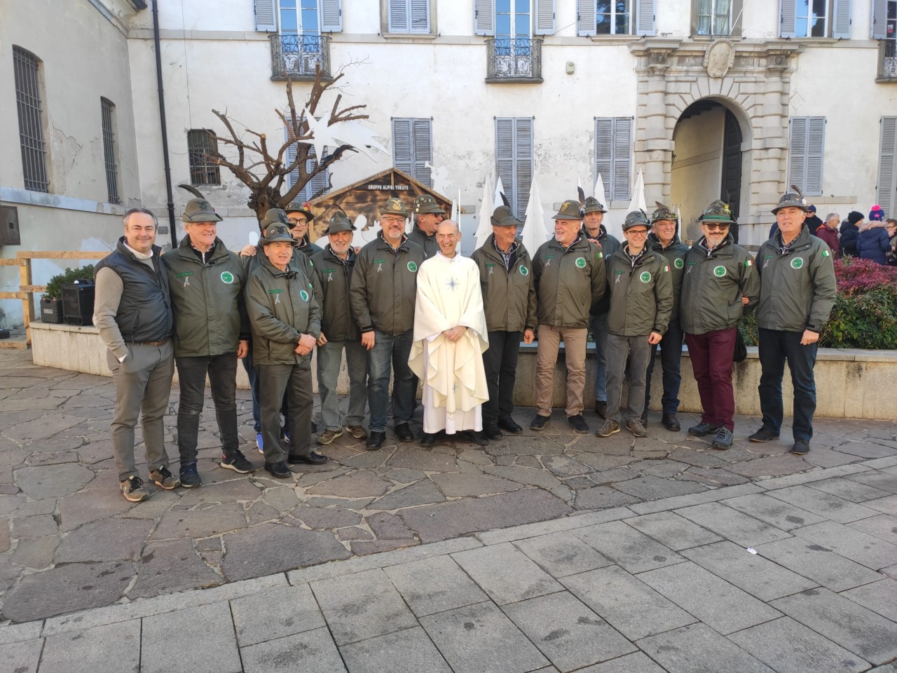 Gli Alpini allestiscono il presepe in centro