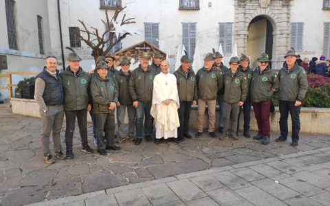 Gli Alpini allestiscono il presepe in centro