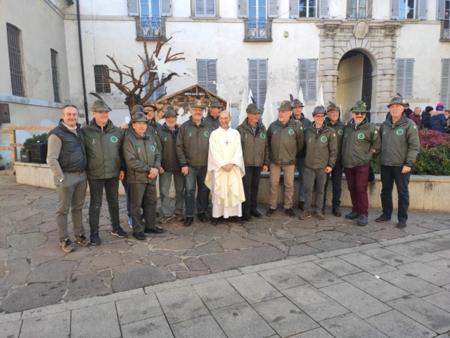 Gli Alpini allestiscono il presepe in centro