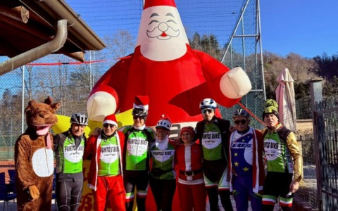 Tutti insieme per la pedalata di Babbo Natale