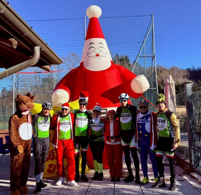 Tutti insieme per la pedalata di Babbo Natale