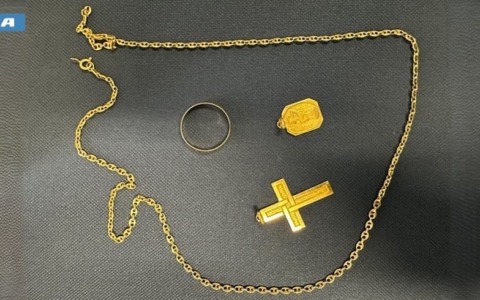 Rubano oro a casa di un anziano: denunciata la colf