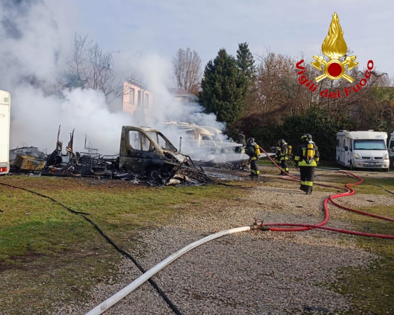 Bruciati quattro camper e una roulotte in un campeggio di Caronno Pertusella