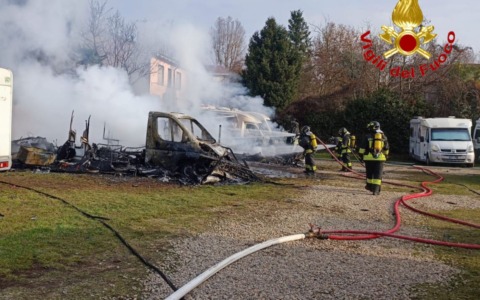 Bruciati quattro camper e una roulotte in un campeggio di Caronno Pertusella