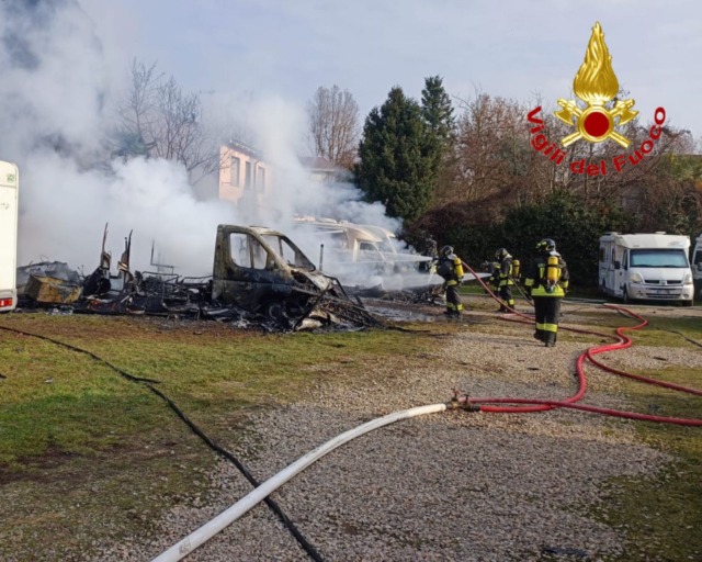 Bruciati quattro camper e una roulotte in un campeggio di Caronno Pertusella