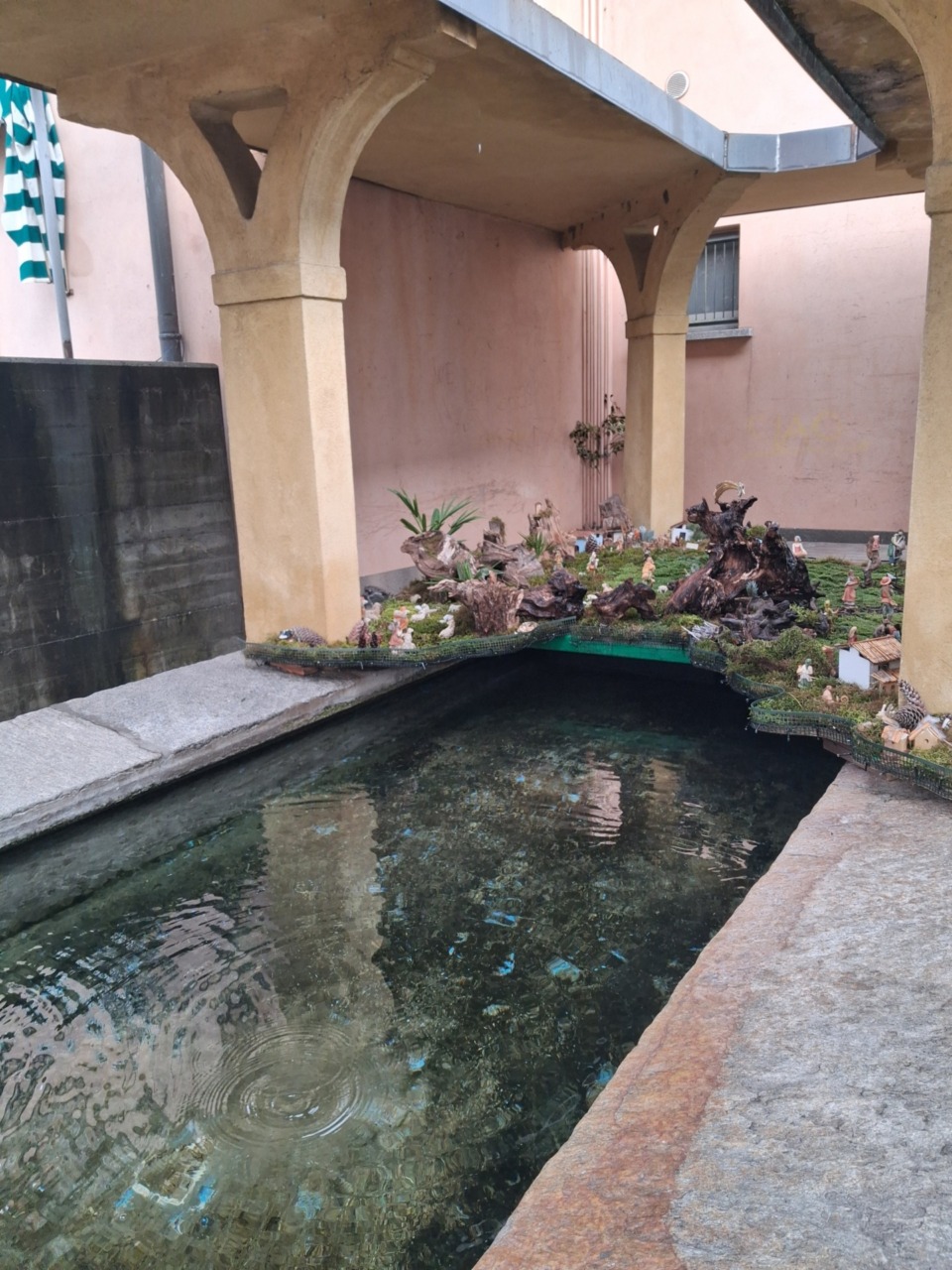 Allestito il presepe nel lavatoio di Gavirate di Oltrona