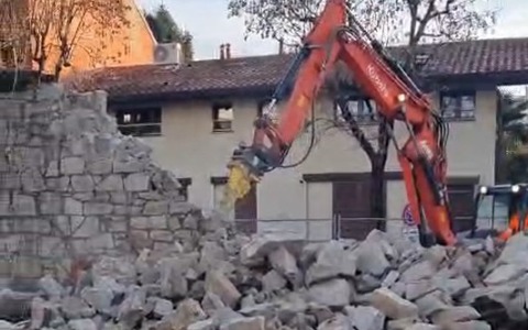 Iniziati i lavori di demolizione del muro di cinta dell’ex Cantoni