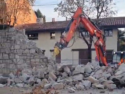 Iniziati i lavori di demolizione del muro di cinta dell’ex Cantoni