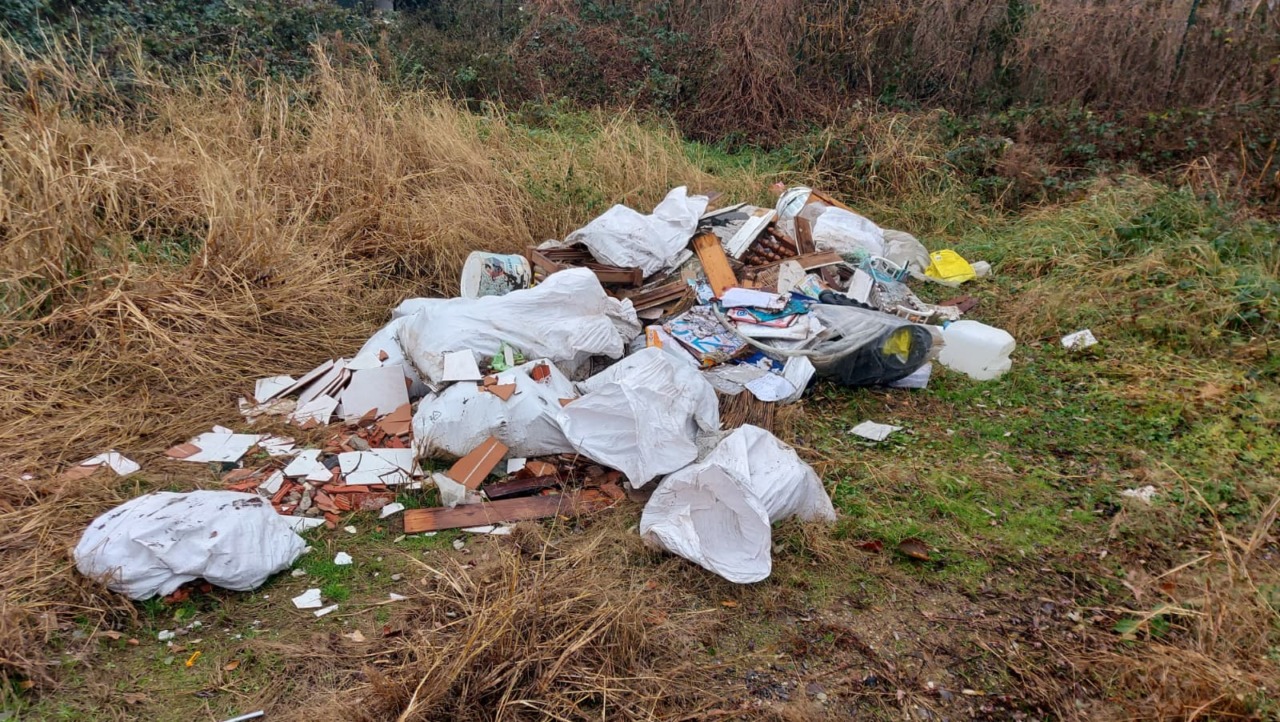 Da una Venegono all’altra per scaricare i rifiuti