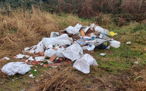 Da una Venegono all’altra per scaricare i rifiuti