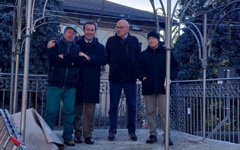 Volontari all’opera per restaurare il gazebo dell’UniTre