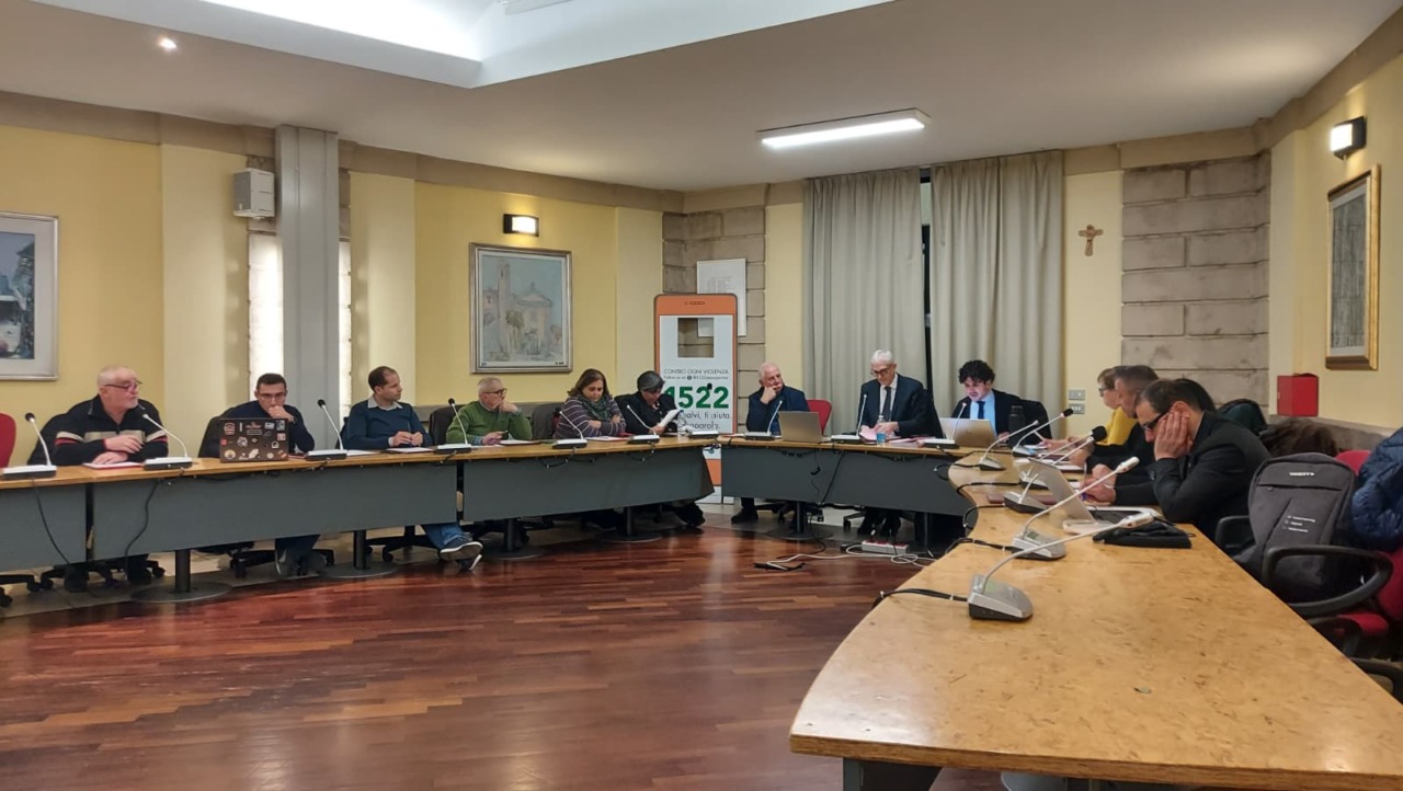 Sociale e digitalizzazione, i costi salgono e tagliare non basta: Irpef al massimo