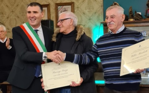 Il Comune omaggia due volontari