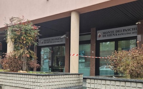 Forte esplosione nella notte, fatto saltare bancomat in via Lanino