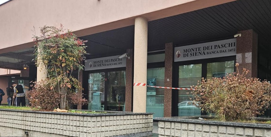 Forte esplosione nella notte, fatto saltare bancomat in via Lanino