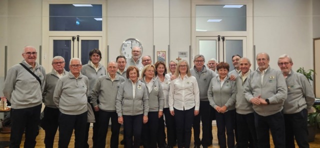 Il Coro Alpe porta il Natale alla Rsa Gianetti