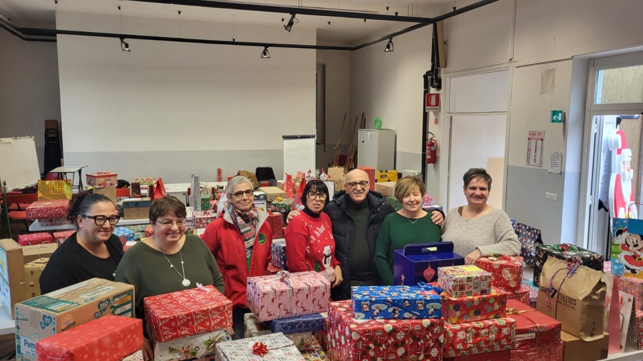 Scatole di Natale: 330 pacchi regalo per i minori della Mensa del Padre Nostro