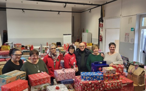 Scatole di Natale: 330 pacchi regalo per i minori della Mensa del Padre Nostro