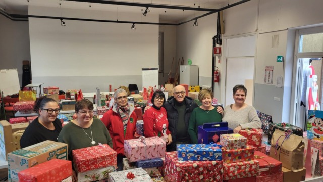 Scatole di Natale: 330 pacchi regalo per i minori della Mensa del Padre Nostro