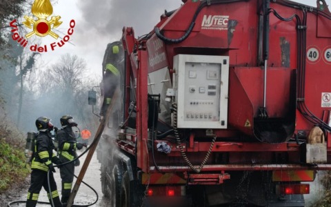S’incendia un autocarro, sul posto i Vigili del fuoco